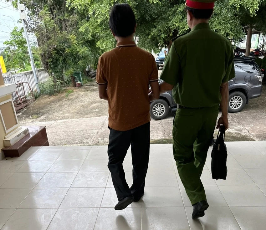 Cơ quan Cảnh sát điều tra Công an Bình Thuận dẫn giải bị can Tống Duy Mạnh. Ảnh PĐ. Bình Thuận