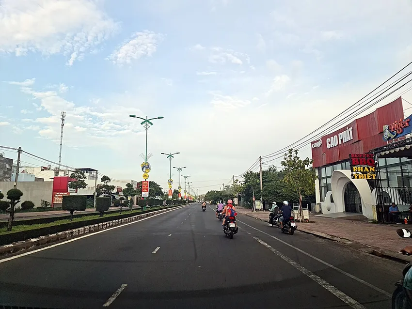 Nhiều trường hợp thu hồi đất để làm đường Hùng Vương hoàn thành từ lâu nhưng vẫn chưa được bố trí tái định cư. Ảnh: PHƯƠNG NAM nguoi-dan (1).jpg