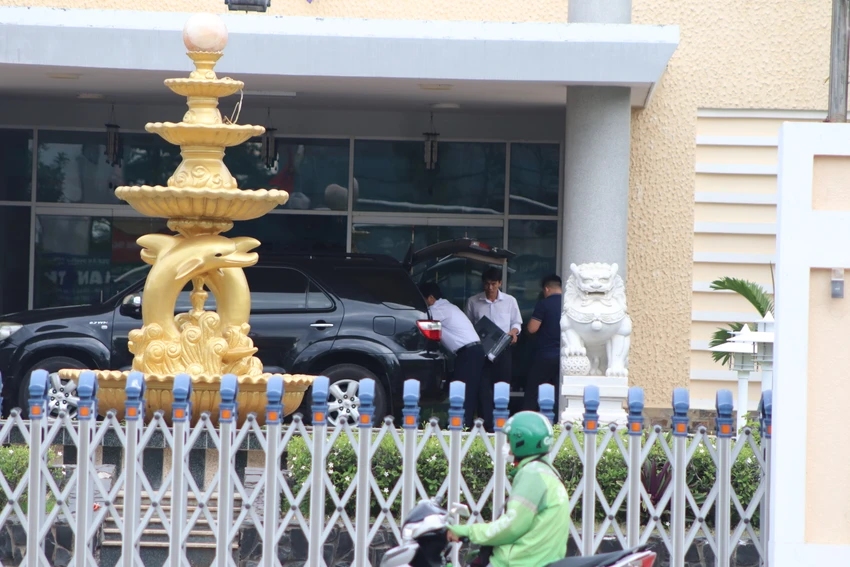 C03 thu giữ nhiều tài liệu tại Công ty Điện lực Bình Thuận. Ảnh PĐ. dien-luc-3-283.jpg