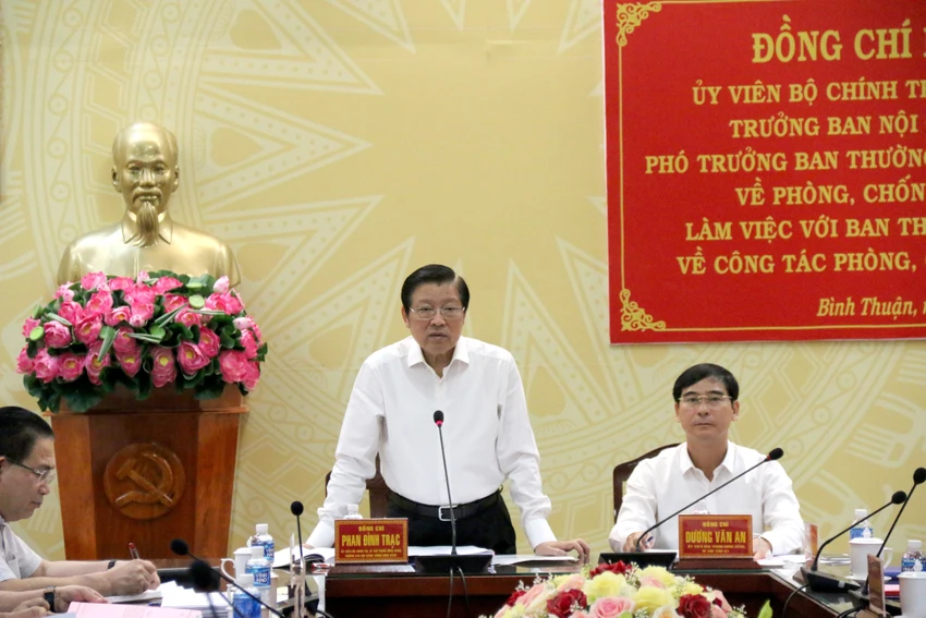 Trưởng Ban Nội chính Trung ương Phan Đình Trạc (đứng) làm việc với Ban Thường vụ Tỉnh ủy Bình Thuận về công tác nội chính, phòng chống tham nhũng, tiêu cực và cải cách tư pháp năm 2022 và quý 1/2023. Ảnh NT. noichinh1-6422-8374.jpg