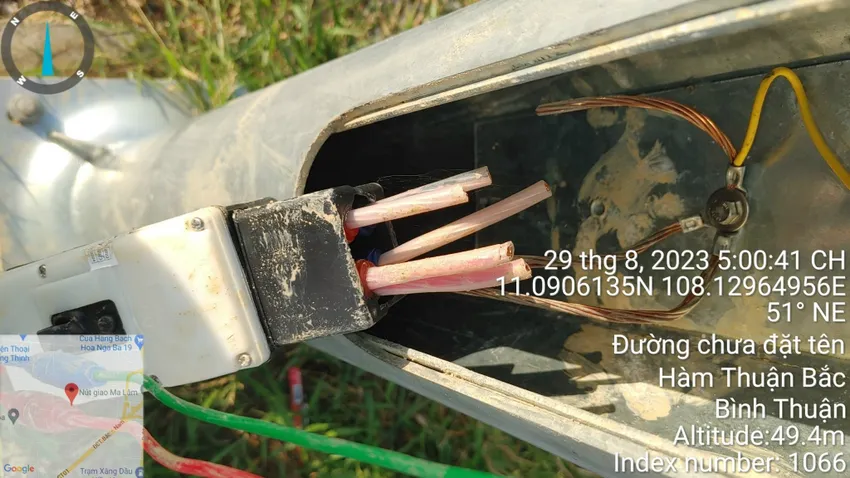 Hệ thống điện bị cắt trộm trên cao tốc đoạn qua Hàm Thuận Bắc. Ảnh PP. cao tốc