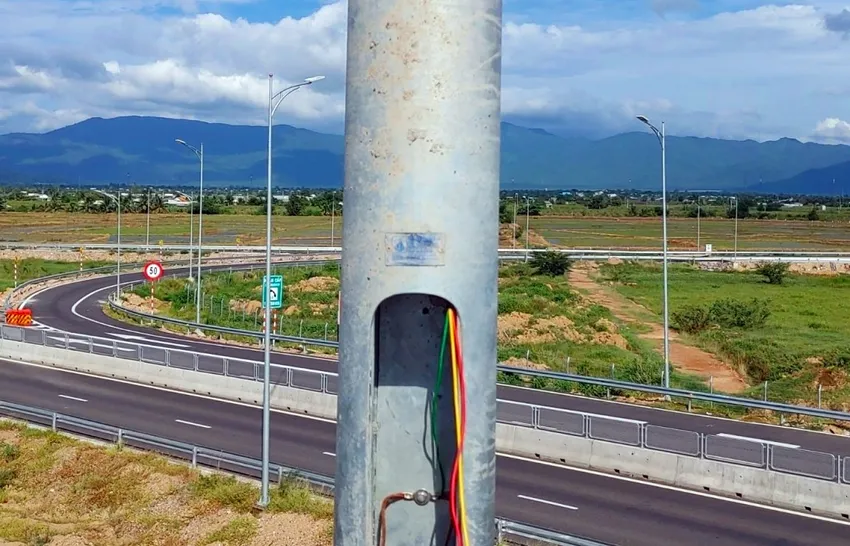 Chỉ riêng đơn vị thi công là Công ty Cổ phần cơ khí điện Lữ Gia đã bị trộm thiết bị trị giá hơn 1,4 tỷ đồng. cao-toc (4).jpg