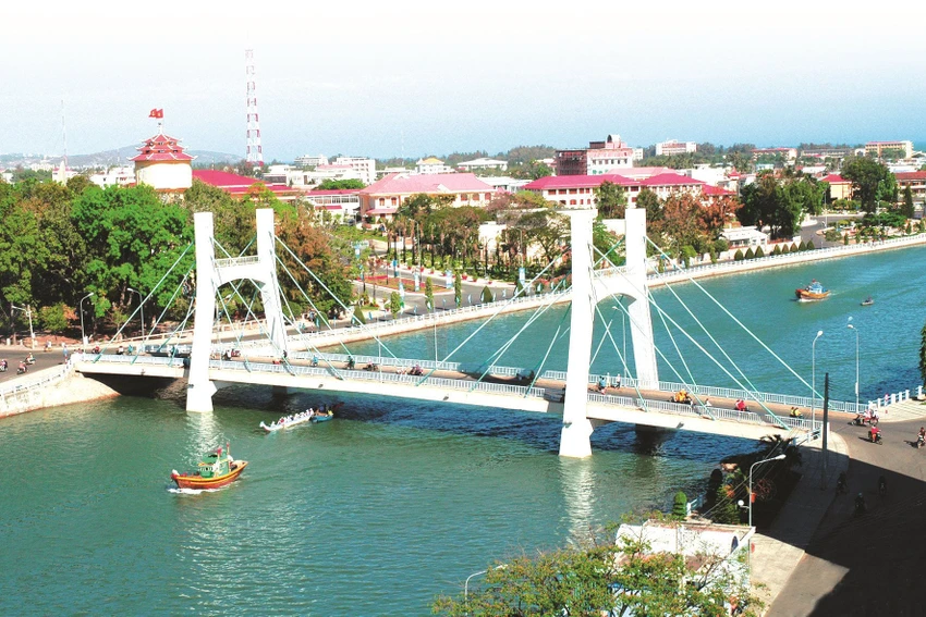 Sông Cà Ty chảy giữa lòng TP Phan Thiết. phan-thiet (1).jpg