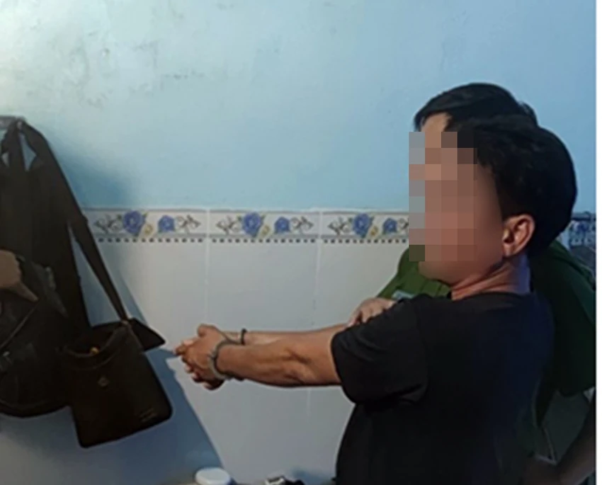 TĐH bị bắt nóng chỉ cho Công an nơi giấu hung khí. Ảnh CA. đàn ông