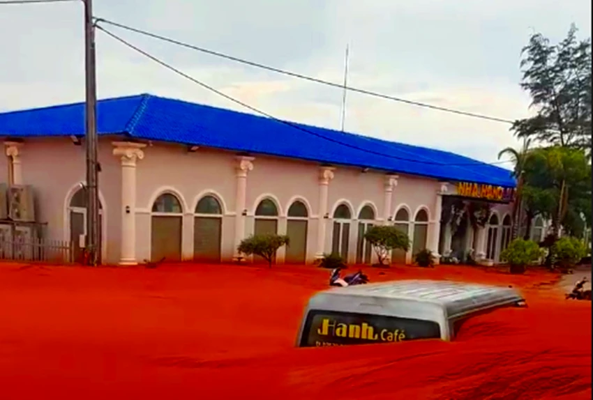 Nhà hàng Đại Dương Xanh mới xây dựng bị bùn cát tràn vào hư hỏng nặng nề. cat-do (1).png
