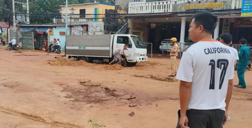 Bùn cát tràn xuống khu vực đường Nguyễn Đình Chiểu, phường Hàm Tiến. cat-do (5).jpg