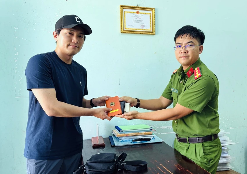 Công an phường Mũi Né trao toàn bộ giấy tờ và chiếc túi cho anh Hwang Dong Hyeon. Ảnh Peter Tèo. Hwang-dong-hyeon (1).jpg