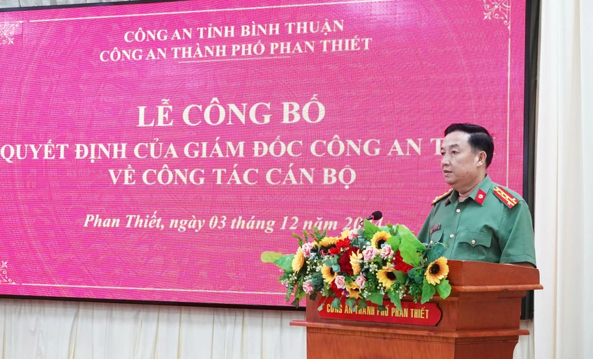 Đại tá Trần Văn Mười, Phó Giám đốc Công an Bình Thuận phát biễu tại Lễ công bố. TP Phan Thiết