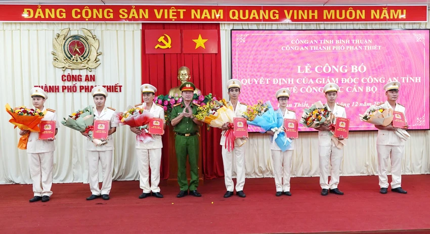 Thượng tá Trần Long Khánh, Trưởng Công an TP Phan Thiết thừa ủy quyền của Giám đốc Công an tỉnh trao Quyết định và tặng hoa chúc mừng Ban Chỉ huy Công an phường Lạc Đạo. TP-Phan-Thiet (3).jpg