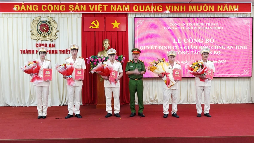 Thượng tá Trần Long Khánh, Trưởng Công an TP Phan Thiết thừa ủy quyền của Giám đốc Công an tỉnh trao Quyết định và tặng hoa chúc mừng Ban Chỉ huy Công an phường Bình Hưng. TP-Phan-Thiet (4).jpg