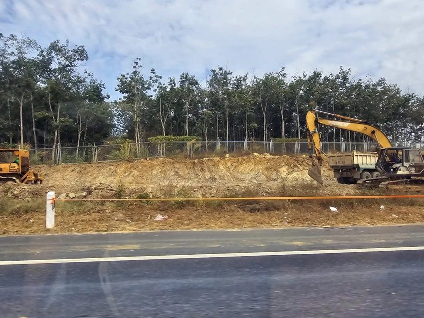 Rất nhiều xe cơ giới đang thi công và chỉ cách mép đường cao tốc bằng một dây nhựa căng ngang. Ảnh PN. tram-dung-nghi (8).jpg