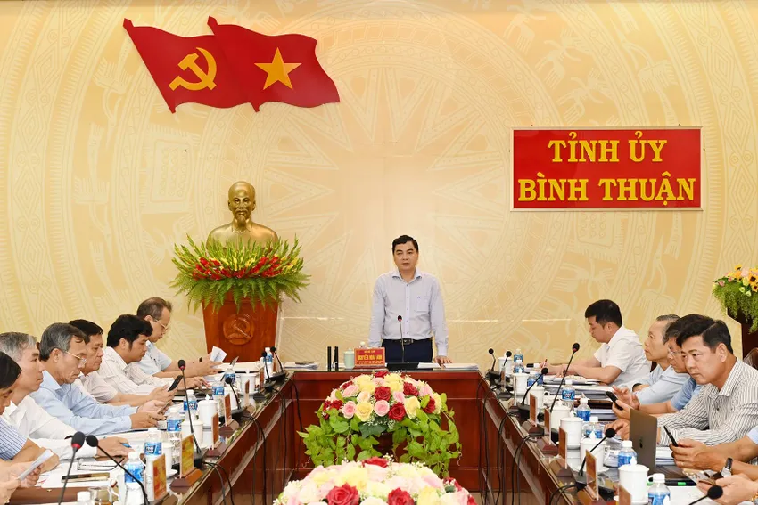 Ông Nguyễn Hoài Anh, Bí thư Tỉnh ủy Bình Thuận chủ trì thảo luận ngày 14-5. Ảnh TTD. cao tốc Phan Thiết