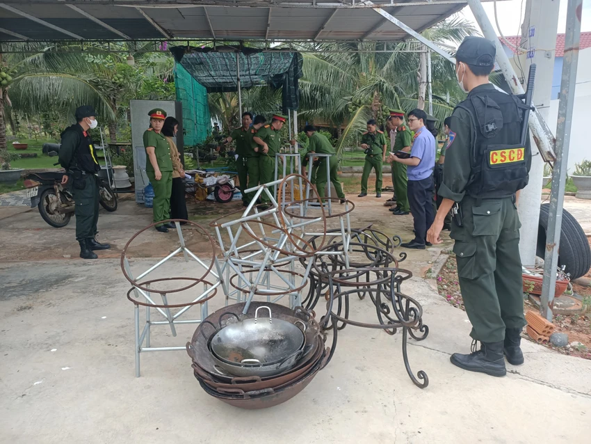 Cảnh sát thu giữ nhiều dụng cụ kỳ dị do mê tín tà đạo "Thiên triều Nam quốc". thien-trieu-nam-quoc (5).jpg