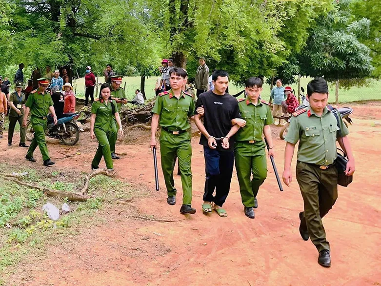 Dẫn giải K' Lộc, người bị truy nã đặc biệt đến hiện trường vụ án. truy nã đặc biệt