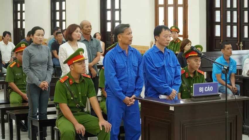 Các bị cáo Trần Văn Thuận, Hoàng Văn Thảo tại phiên tòa. khai-thac-khoang-san (1).jpg