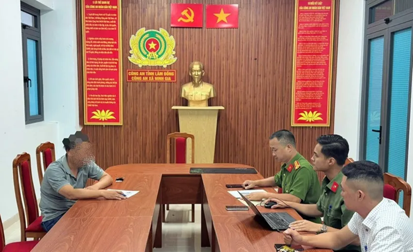 Công an làm việc với người thông báo vị trí chốt kiểm tra của lực lượng Cảnh sát giao thông. cảnh sát giao thông