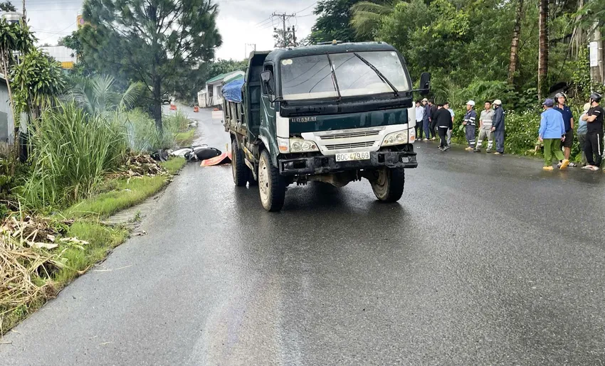 Hiện trường vụ tai nạn khiến người đàn ông đi xe máy tử vong tại chỗ. người đàn ông