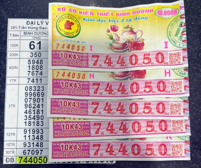 Người đàn ông trúng nhiều nhất 5 tờ đặc biệt đã đến đại lý vé số Kế Đáo đổi thưởng. Ảnh PN xổ số kiến thiết