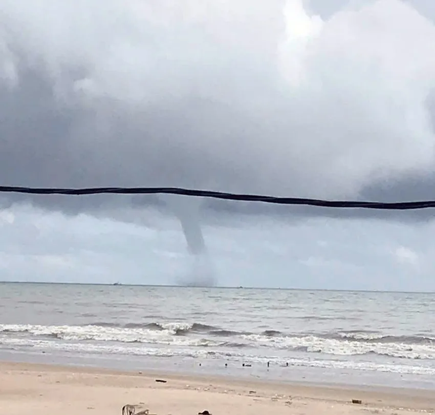Hình ảnh người dân chụp được trên biển Lâm Đồng. vòi rồng