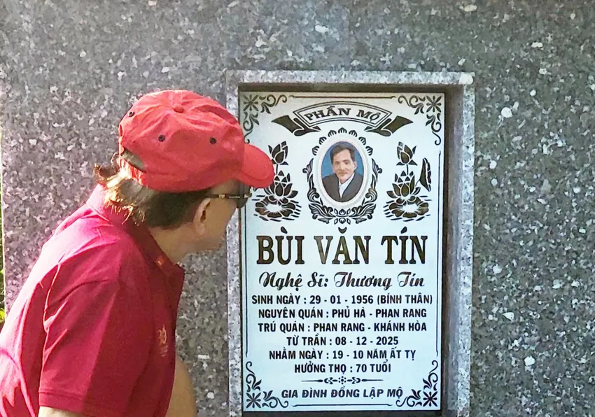 Nhà biên kịch Nguyễn Thiếu Hoàng ra thăm mộ nghệ sỹ Thương Tín. thương Tín