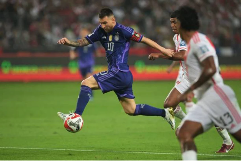 Messi đi bóng qua các hậu vệ Peru. Ảnh: GETTY lionel-messi-8114-3306.jpg