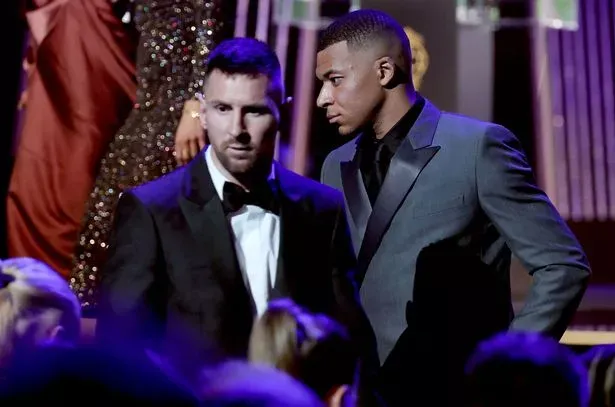 Messi và Mbappe tại lễ trao giải quả bóng vàng thế giới 2023. ẢNH: GETTY mbappe-messi.jpg