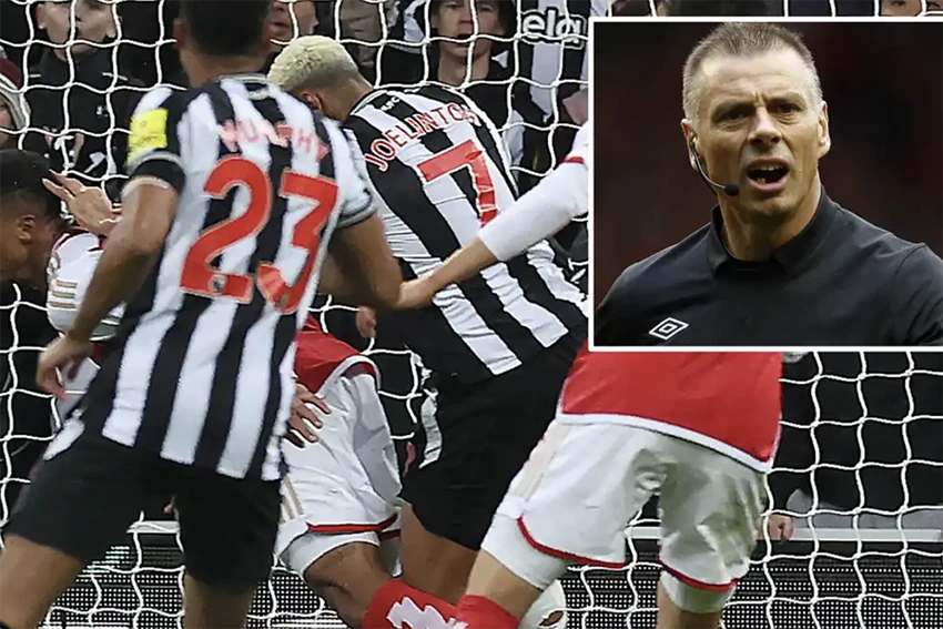 Cựu trọng tài Mark Halsey chỉ ra những người điều hành trận Arsenal và Newcastle mắc 3 lỗi nghiêm trọng. ẢNH: SUN SPORTS arsenal-newcastle.png