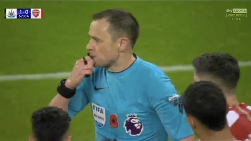 Sau khi xem xét, trọng tài vẫn công nhận bàn thắng của Newcastle. ẢNH: SKY SPORTS newcastle-arsenal.png