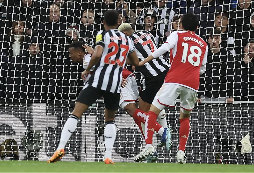Cựu trọng tài Mark Halsey cho rằng Joelinton đã đẩy Gabriel rất rõ ràng. ẢNH: GETTY premier-league-newcastle-arsenal.png