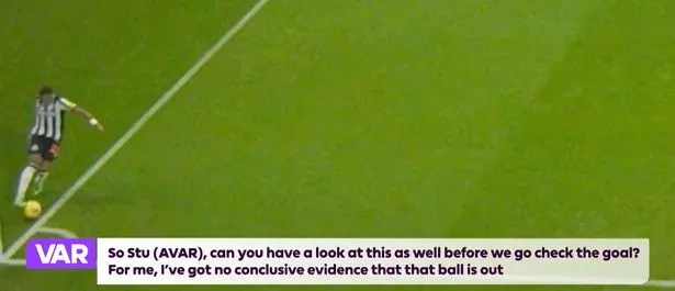 Không có bằng chứng rõ ràng cho thấy bóng đã ở ngoài cuộc chơi. ẢNH: PREMIER LEAGUE arsenal-newcastle.jpg