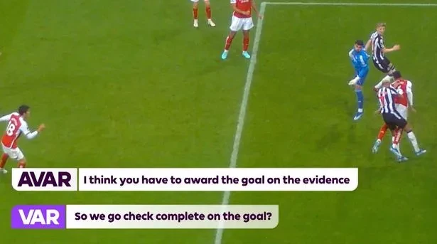 Các quan chức VAR không có bằng chứng xác nhận liệu Anthony Gordon có việt vị hay không. ẢNH: PREMIER LEAGUE premier-league-var.jpg