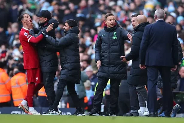 Hình ảnh cuộc tranh cãi giữa Nunez và Pep Guardiola. ẢNH: GETTY nunez-pep-guardiola.jpg