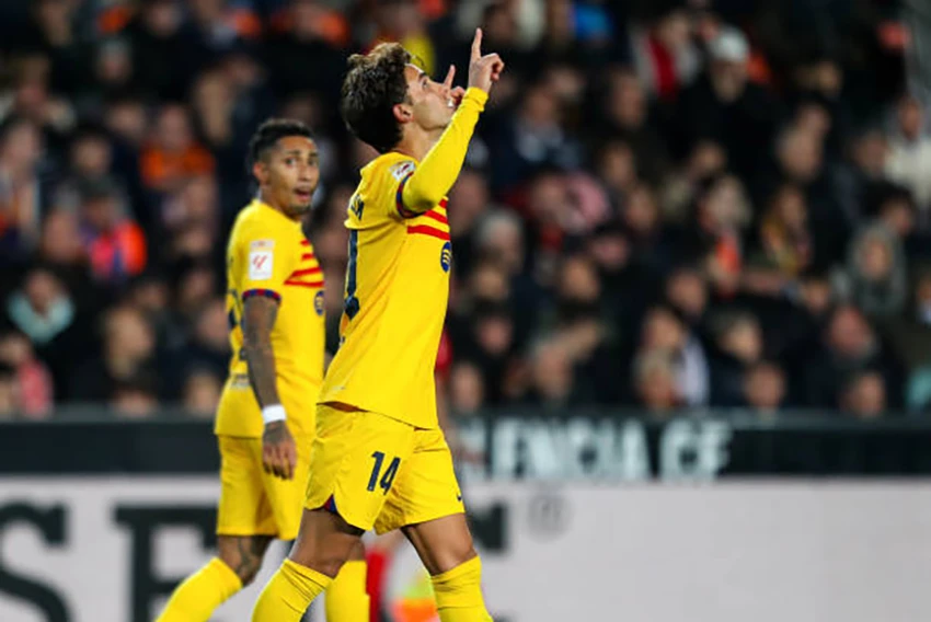 Felix ăn mừng sau bàn mở tỉ số cho Barca. Ảnh: Getty felix-barca.jpeg