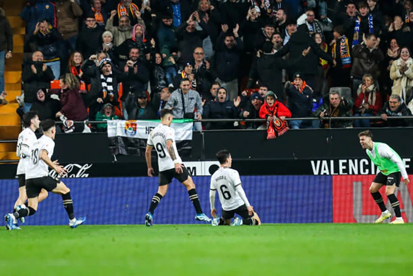 Guillamon lấy đi chiến thắng của Barca. Ảnh Getty la-liga.jpeg