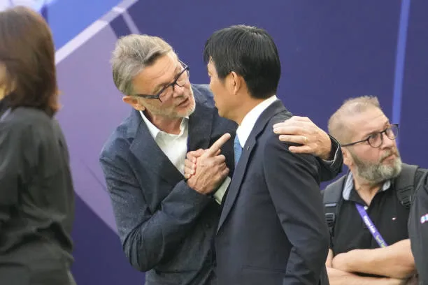HLV Troussier đã khiến người đồng nghiệp Moriyasu gặp rất nhiều khó khăn mới thắng. ẢNH; GETTY troissier-moriyasu-1-9420-4428.jpeg