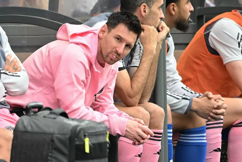 Messi bị chỉ trích dữ dội vì chỉ ngồi trên băng ghế dự bị Inter Miami không ra sân thi đấu tại Hong Kong, và anh cũng không lên tiếng giải thích ngay lập tức. ẢNH: GETTY Messi