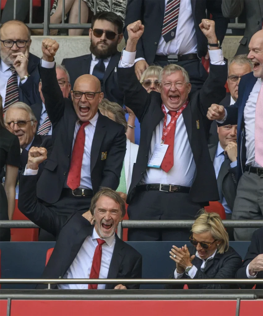 Sir Alex Ferguson, Sir Jim Ratcliffe và Sir Dave Brailsford phấn khích trên khán đài sân Wembley sau chức vô địch FA Cup của MU. ẢNH: ALAMY sir alex ferguson