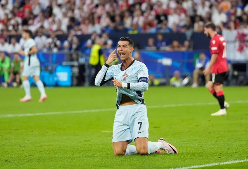 Ronaldo chỉ tay vào mắt như nói trọng tài "có mắt mà như mù". ẢNH: GETTY 4 lần tức giận không thể tự chủ, ronaldo, Euro 2024