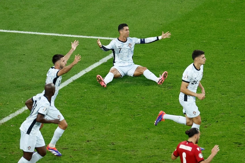 4 lần tức giận không thể tự chủ của Ronaldo, sau khi ngã xuống sân, Ronaldo và các đồng đội đòi phạt đền. ẢNH: GETTY bo-dao-nha-gruzia-euro-2024.jpg