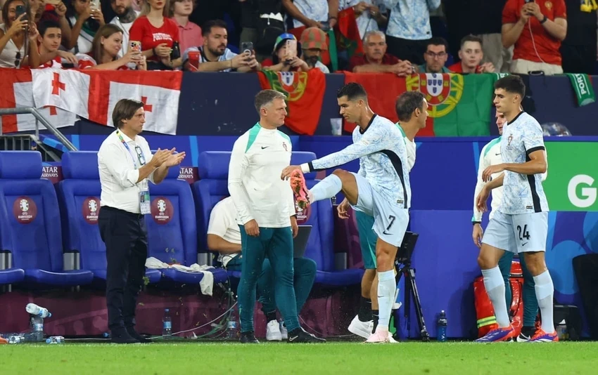 Ronaldo rời sân trong thất vọng sau 4 lần tức giận không thể tự chủ. ẢNH: REUTERS cristiano-ronaldo.jpg