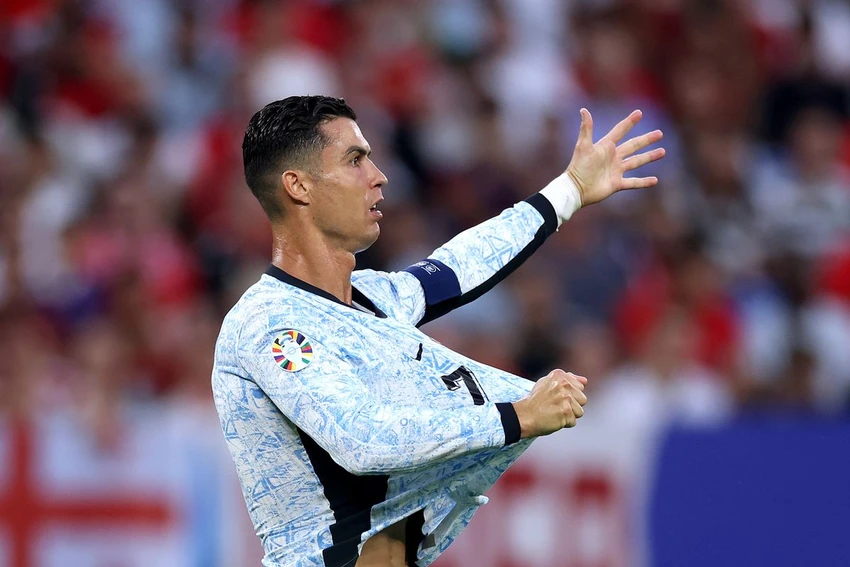 Ronaldo không bỏ cuộc, anh kéo áo như ra hiệu cầu thủ Gruzia kéo áo anh trong vòng cấm. ẢNH: GETTY euro-2024-cristiano-ronaldo.jpeg