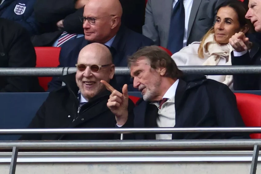 Nhà Glazer đã "bật đèn xanh" để Sir Jim Ratcliffe cải tổ nhân sự Manchester United. ẢNH: GETTY mu-glazer-sir-jim-ratcliffe.jpg