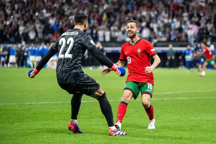 Silva ăn mừng cùng thủ môn Costa khi Bồ Đào Nha vào tứ kết Euro 2024. ẢNH: GETTY euro-2024-silva-bo-dao-nha.jpg