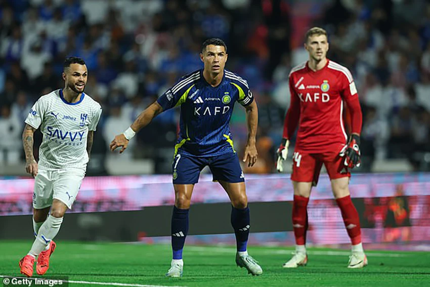 Ronaldo mở tỉ số nhưng Al Nassr vẫn thua ngược trước Al Hilal. ẢNH: GETTY ronaldo-noi-gian-voi-cac-dong-doi-o-al-nassr.jpg