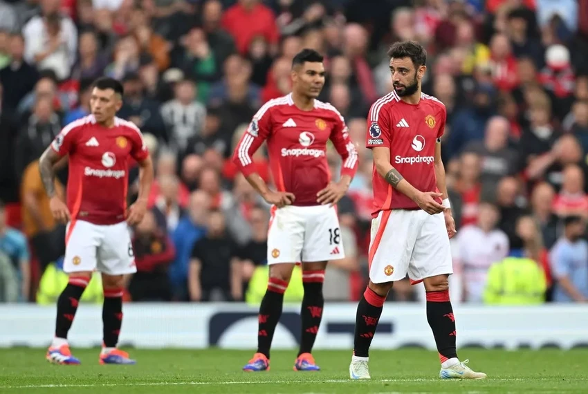 Alan Pardew cho rằng việc MU tước băng đội trưởng của Bruno Fernandes sẽ giải phóng áp lực cho cầu thủ này. ẢNH: GETTY bruno-fernandes-mu.jpg