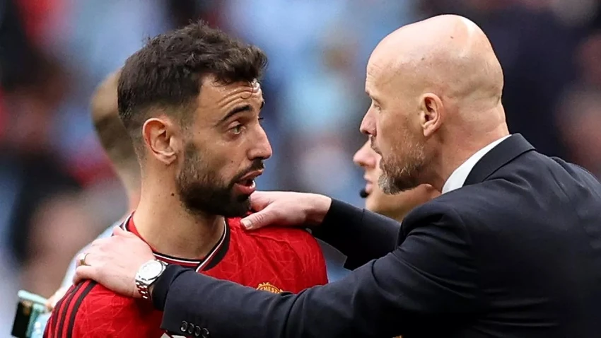 HLV Erik Ten Hag của MU nhận được lời kêu gọi tước băng đội trưởng của Bruno Fernandes. ẢNH: GETTY tước băng đội trưởng của Bruno Fernandes