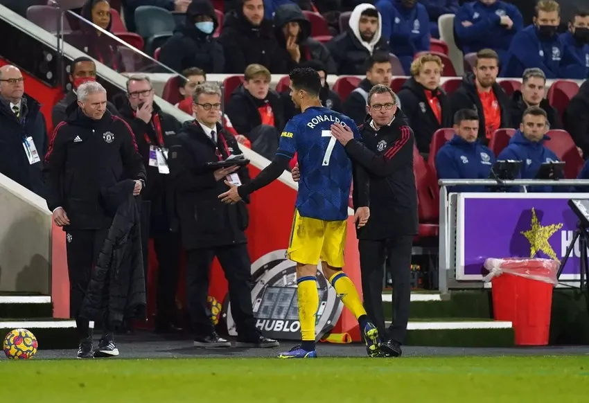 Trong 4 điều Ronaldo nói đúng và sai về MU, anh không xem Rangnick là một HLV đúng nghĩa. ẢNH: GETTY man-utd-rangnick-ronaldo.jpg