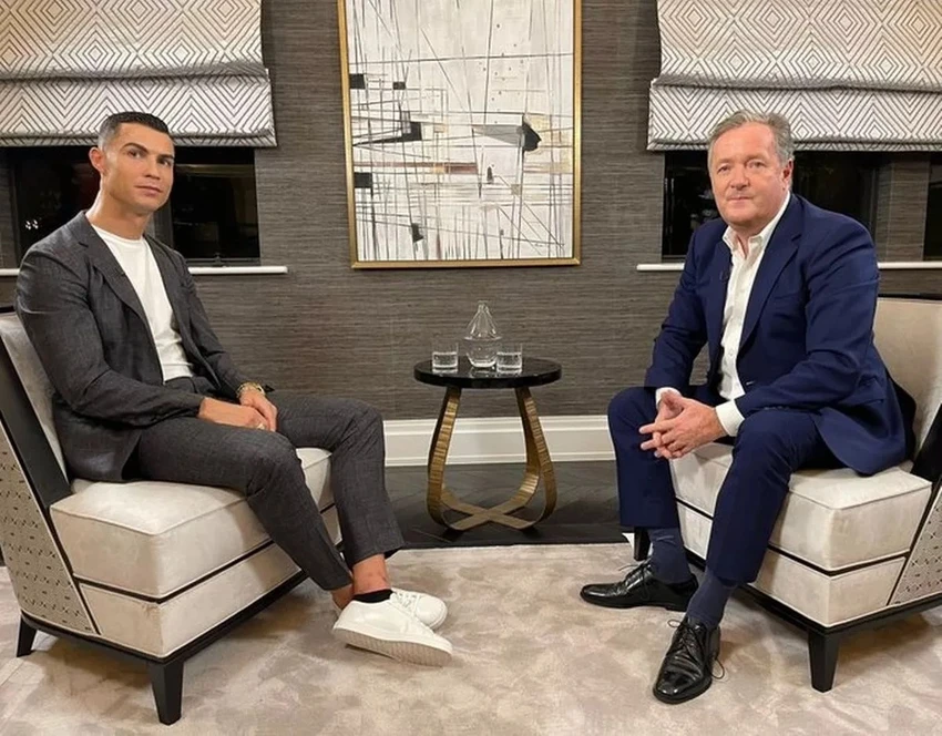 Cristiano Ronaldo và Piers Morgan đã thực hiện cuộc phỏng vấn chấn động làng rung chuyển Manchester United. ẢNH: @piersmorgan/Twitter) mu-morgan-ronaldo.jpg