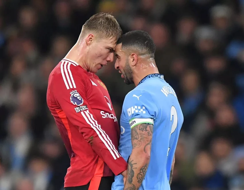 Hojlund đối đầu với Walker trong đêm kỳ diệu của MU. ẢNH: GETTY man-city-mu-walker-hojlund.jpg