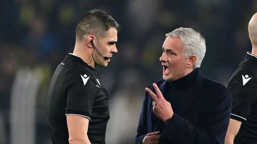 Mourinho chỉ trích trọng tài nổi tiếng vì 2 chiếc thẻ đỏ đáng ra phải thực hiện. ẢNH: GETTY Mourinho chỉ trích trọng tài nổi tiếng vì 2 chiếc thẻ đỏ,MOURINHO